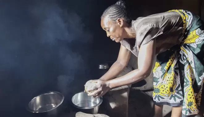 Esther Atieno prepares dinner for her family in Kisumu, Kenya. Photo via Flickr/WorldBank