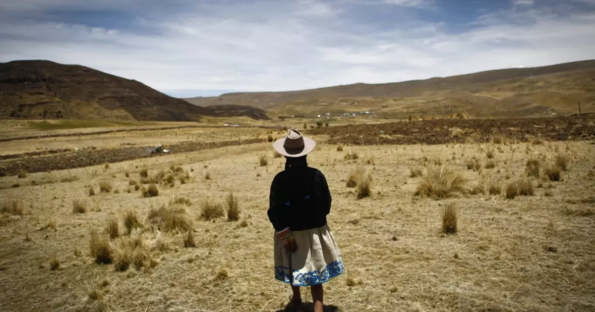 Virginia Ñuñonca Ccallo walks through her fields in the highlands of Peru. (Photo: Percy Ramírez / Oxfam America) 