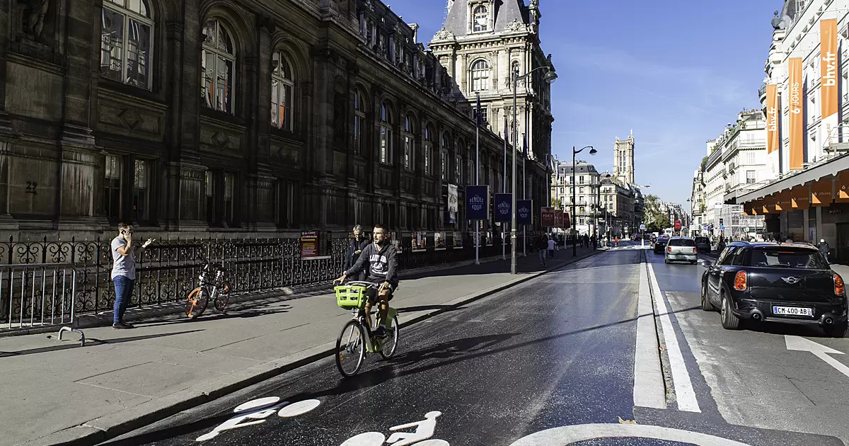 A recently installed bike bath on Rue de Rivoli, Paris. Photo: Ville de Paris